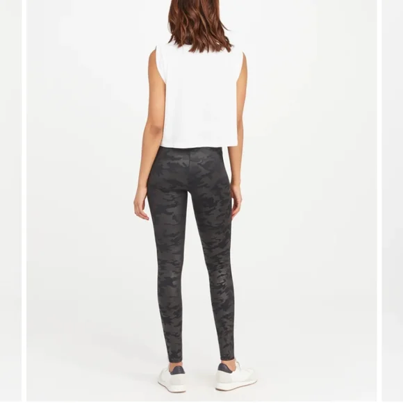 Like New SPANX Faux leather camo leggings size‎ Medium - Picture 4 of 13